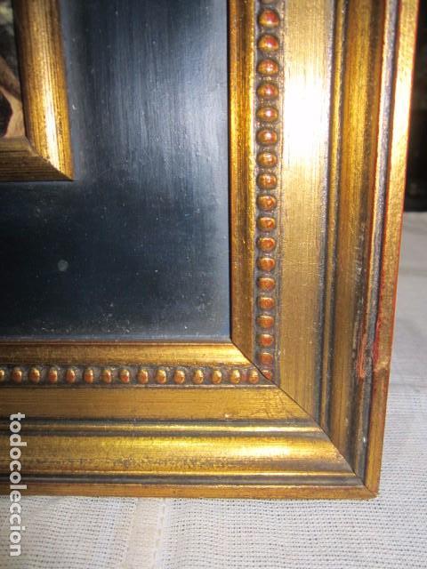 Antig&uuml;edades: Antiguo marco de madera con l&aacute;mina. 26 x 30 cms. - Foto 3