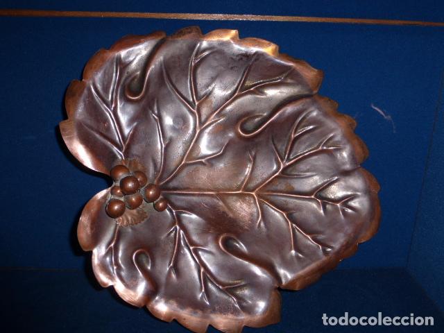 Antig&uuml;edades: ANTIGUO CENTRO DE MESA DE COBRE CON FORMA DE HOJA DE PARRA. - Foto 1