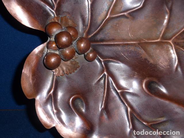 Antig&uuml;edades: ANTIGUO CENTRO DE MESA DE COBRE CON FORMA DE HOJA DE PARRA. - Foto 2