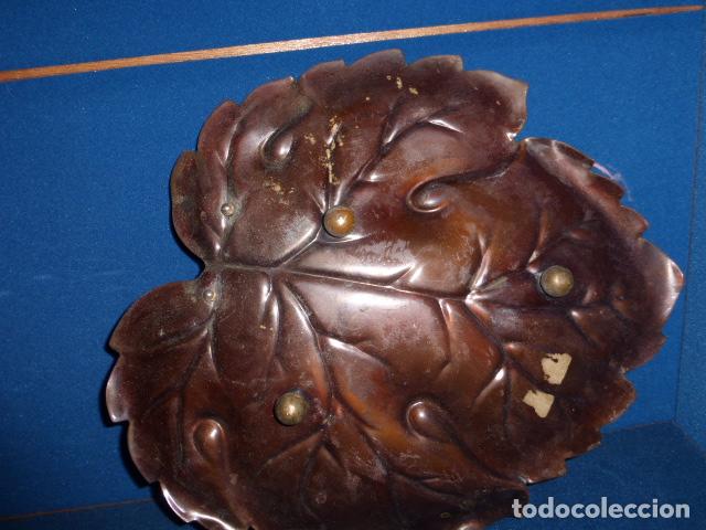 Antig&uuml;edades: ANTIGUO CENTRO DE MESA DE COBRE CON FORMA DE HOJA DE PARRA. - Foto 3