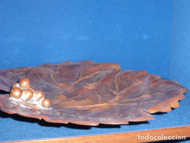 Antig&uuml;edades: ANTIGUO CENTRO DE MESA DE COBRE CON FORMA DE HOJA DE PARRA. - Foto 4