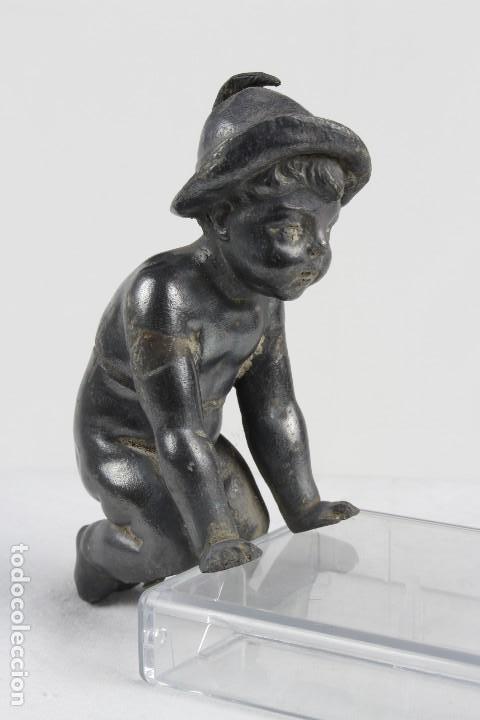 Antig&uuml;edades: figura plomo beb&eacute; con gorrito - Foto 1
