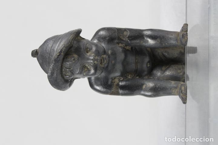 Antig&uuml;edades: figura plomo beb&eacute; con gorrito - Foto 3