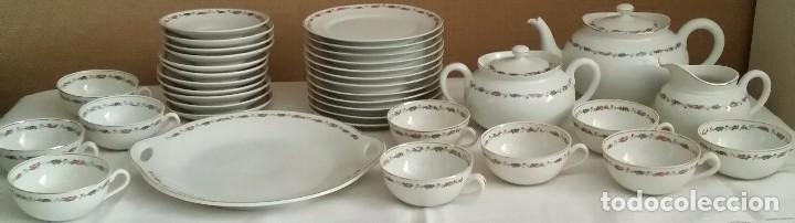 Porcelana juego de tazas y tetera para cafe o te de color blanco y plateado