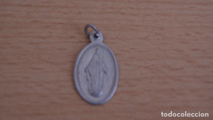 Antig&uuml;edades: Peque&ntilde;a medalla de la Virgen en Aluminio - Foto 1