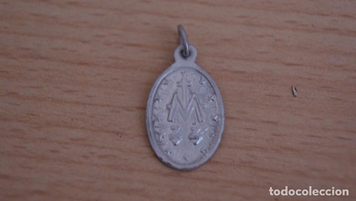 Antig&uuml;edades: Peque&ntilde;a medalla de la Virgen en Aluminio - Foto 2