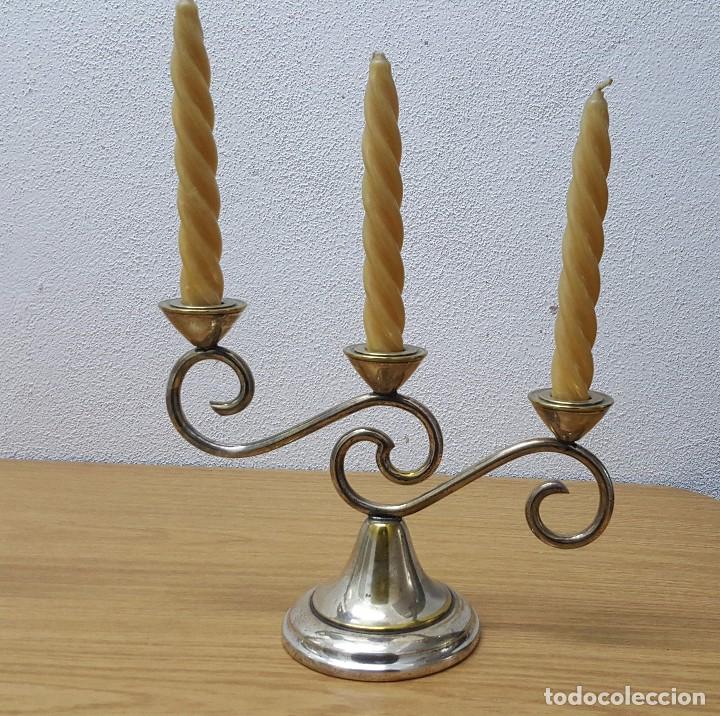 Antig&uuml;edades: Pareja de candelabros de alpaca - Foto 2