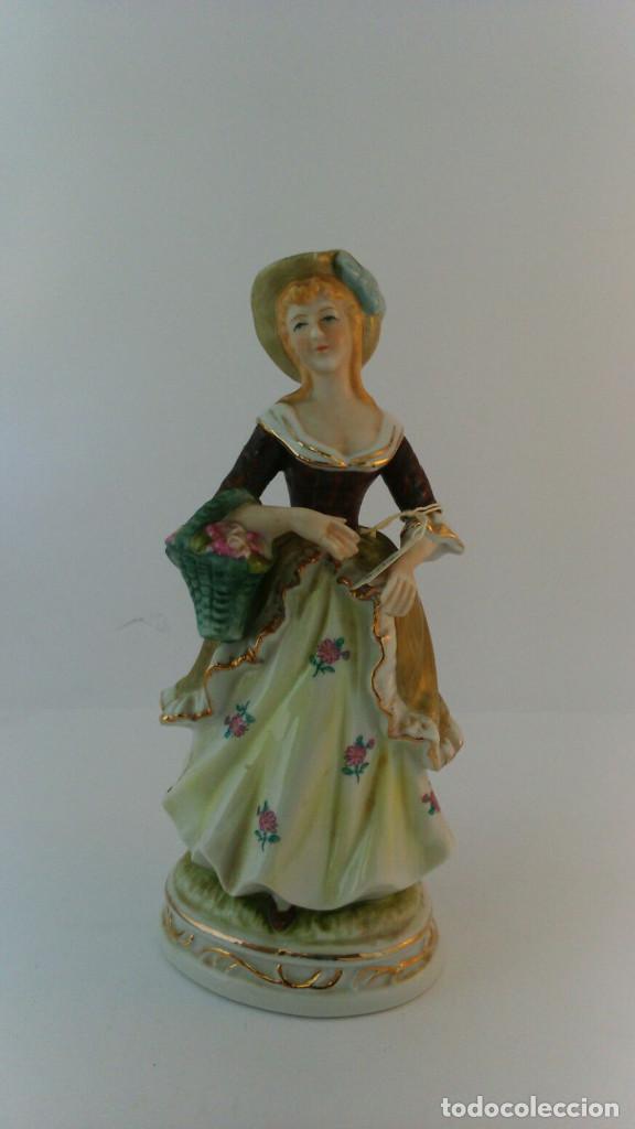 Antig&uuml;edades: FIGURA MUJER CON CESTO, PORCELANA CENTROEUROPEA