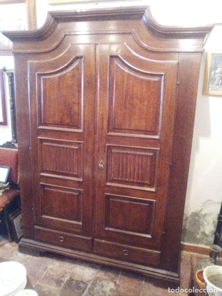 Antig&uuml;edades: Armario de nogal, neocl&aacute;sico. - Foto 1