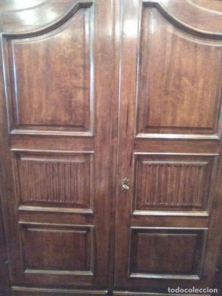 Antig&uuml;edades: Armario de nogal, neocl&aacute;sico. - Foto 2