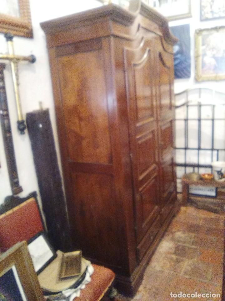 Antig&uuml;edades: Armario de nogal, neocl&aacute;sico. - Foto 3