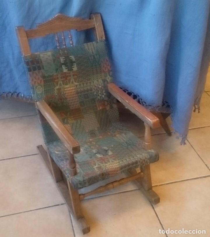 Antig&uuml;edades: Peque&ntilde;a mecedora antigua - Foto 1
