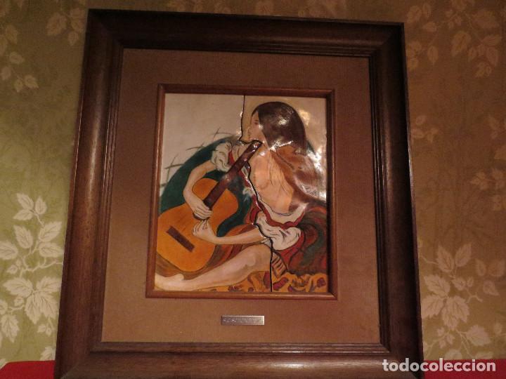 Antiques: Sheldon C. Schoneberg (1926-2012):  Esmalte en dos piezas mujer con guitarra medidas 27x32,5cm