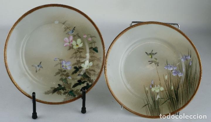 Antiguidades: Pareja de platos en porcelana japonesa iluminada y pintada decoraci&oacute;n floral y aves P.S.XX