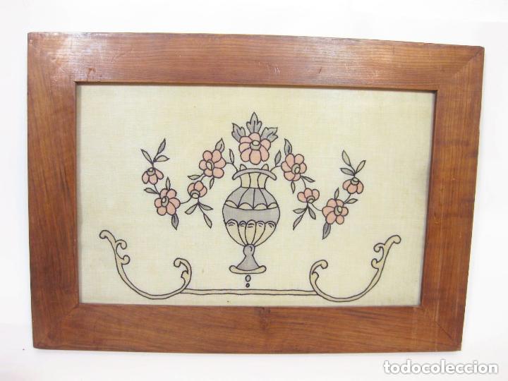 Antig&uuml;edades: Marco con bordado. Siglo XIX. - Foto 1