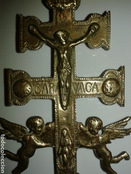 Antig&uuml;edades: CRUZ DE CARABACA EN BRONCE EN RELIEVES - Foto 2