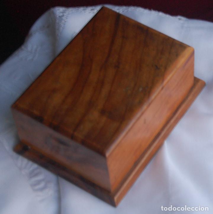 Antiquit&auml;ten: Caja peglable para cigarrillos. Madera noble y piezas adaptadas para sujecci&oacute;n de los cigarros.