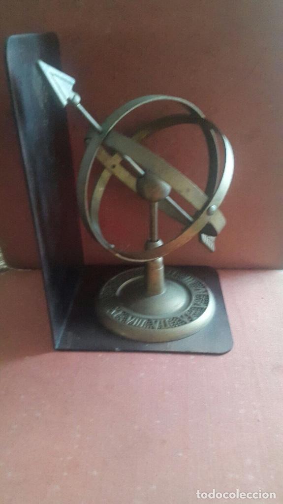Antig&uuml;edades: Antiguo sujetalibros con reloj solar - Foto 1