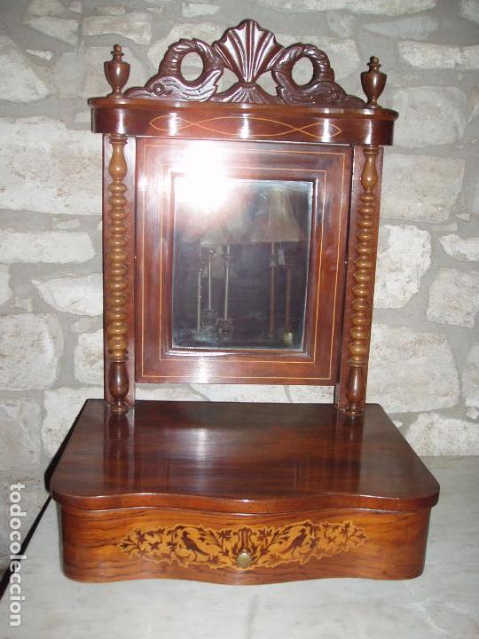 Mueble tocador con espejo realizado en madera de caoba con marquetería.