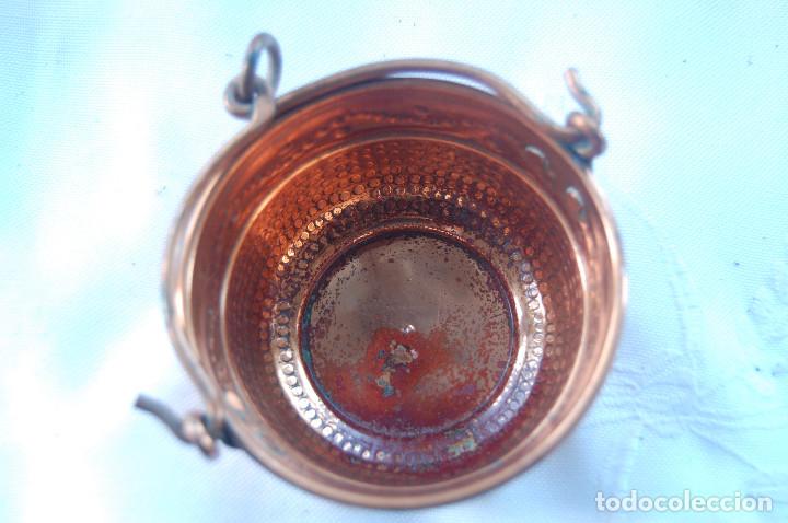 Antiquit&auml;ten: Caldero en miniatura de cobre con asa.. Medidas: 10 cm de di&aacute;metro y 5,5 cm de altura.