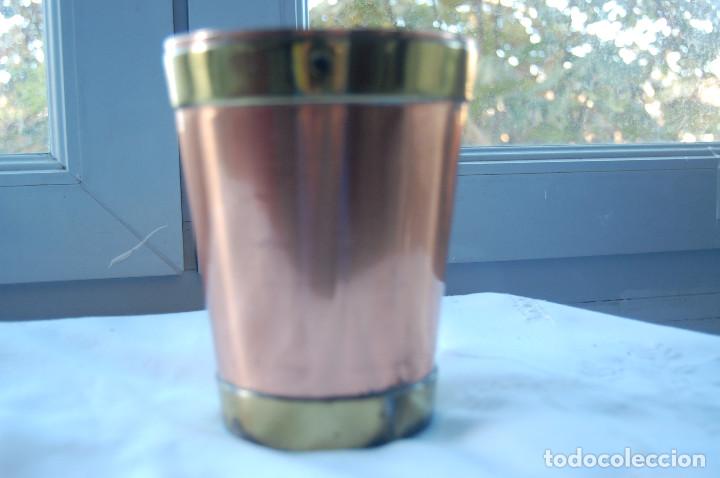 Antig&uuml;edades: Peque&ntilde;o balde sin asa en cobre y lat&oacute;n. - Foto 1