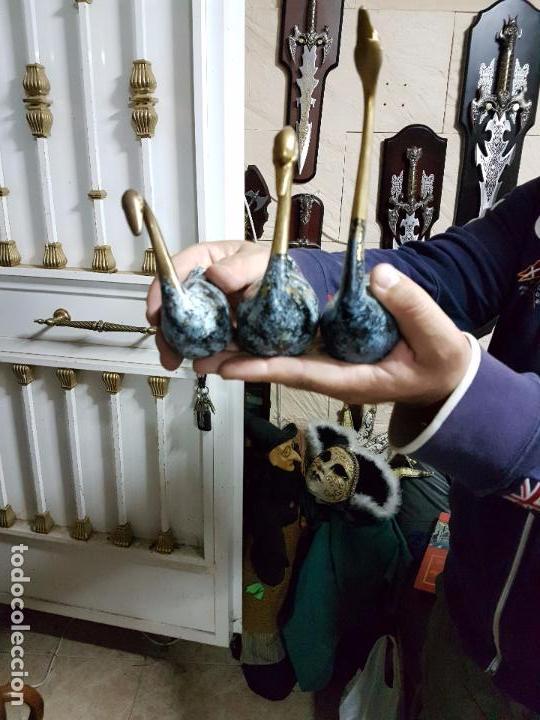 Antig&uuml;edades: ANTIGUA COLECCI&Oacute;N DE TRES FIGURAS DE CISNE DE BRONCE. - Foto 1
