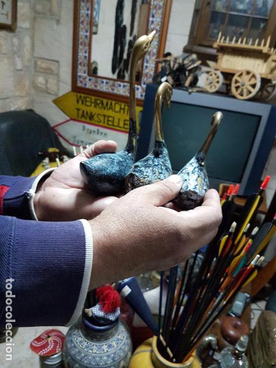 Antig&uuml;edades: ANTIGUA COLECCI&Oacute;N DE TRES FIGURAS DE CISNE DE BRONCE. - Foto 2