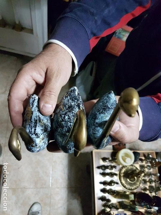 Antig&uuml;edades: ANTIGUA COLECCI&Oacute;N DE TRES FIGURAS DE CISNE DE BRONCE. - Foto 3