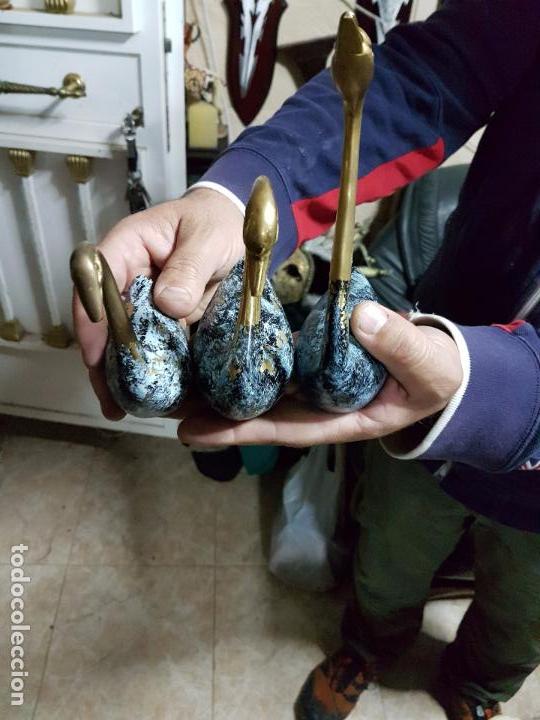 Antig&uuml;edades: ANTIGUA COLECCI&Oacute;N DE TRES FIGURAS DE CISNE DE BRONCE. - Foto 4
