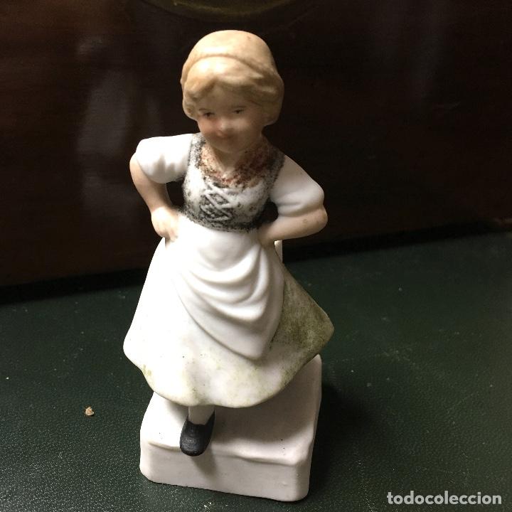 Antiques: Figura de porcelana en biscuit, con violetero a la espalda, numerada, 11cm de alto