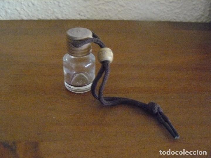 Antig&uuml;edades: PEQUE&Ntilde;A BOTELLA DE VIDRIO CON CORD&Oacute;N PULSERA - Foto 1