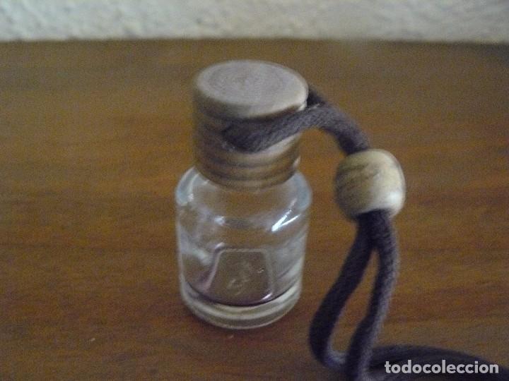 Antig&uuml;edades: PEQUE&Ntilde;A BOTELLA DE VIDRIO CON CORD&Oacute;N PULSERA - Foto 2