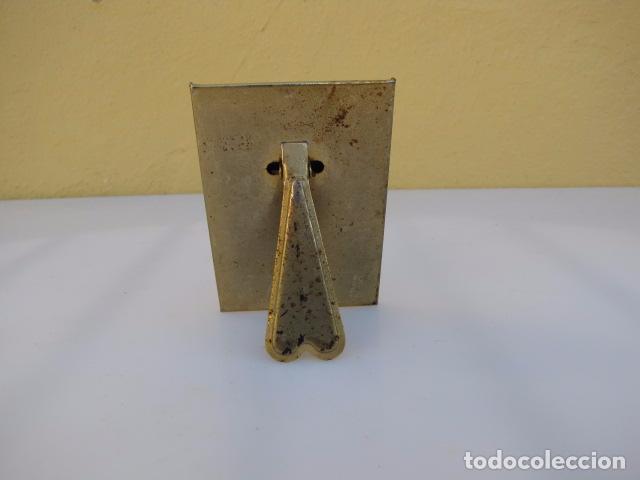 Antig&uuml;edades: Marquito lat&oacute;n Virgen del Rocio - Foto 4