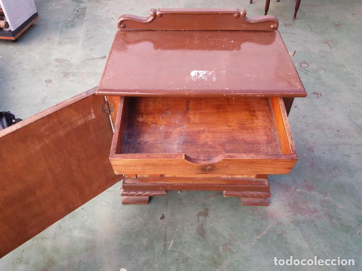 Antig&uuml;edades: mesita de noche - Foto 3