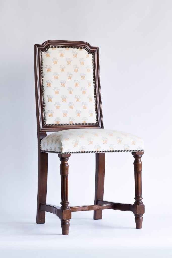 Antig&uuml;edades: SILLA CON TACHAS - Foto 1