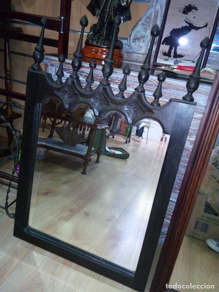 Antig&uuml;edades: Espejo en madera con remates - Foto 1