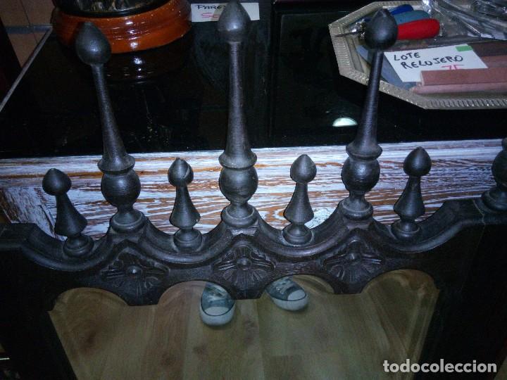 Antig&uuml;edades: Espejo en madera con remates - Foto 3