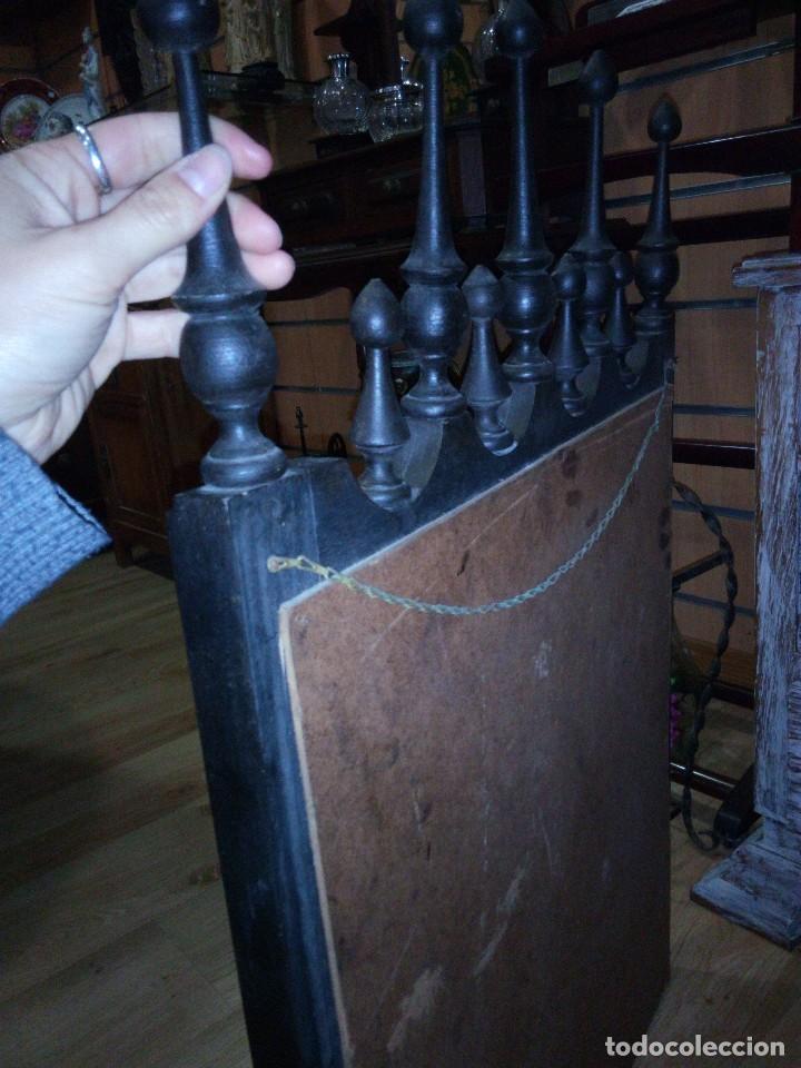 Antig&uuml;edades: Espejo en madera con remates - Foto 4