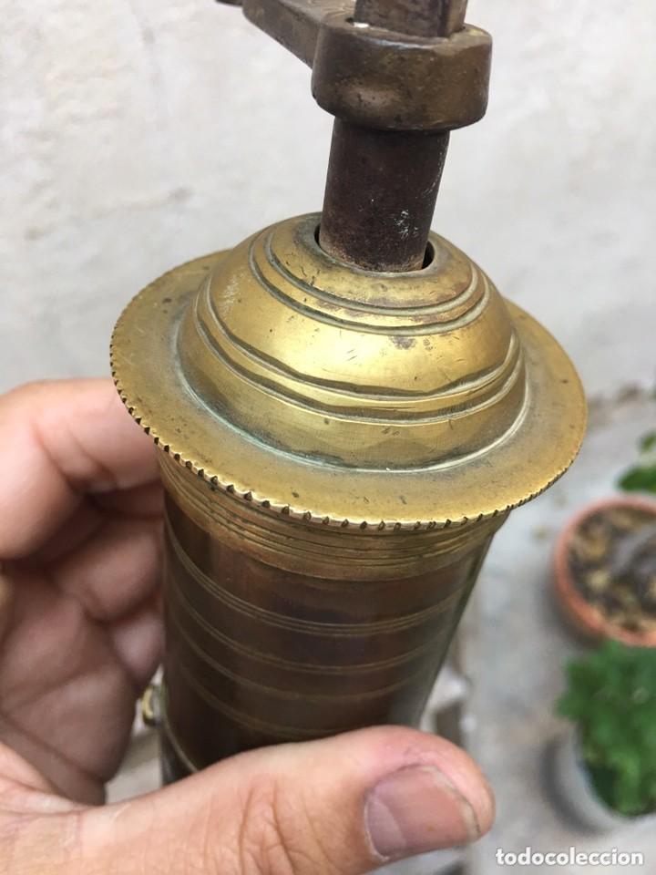 Antig&uuml;edades: ANTIGUO MOLINILLO DE CAFE O ESPECIAS,TRAIDO DE AFRICA CON GRABADOS  VER FOTOS