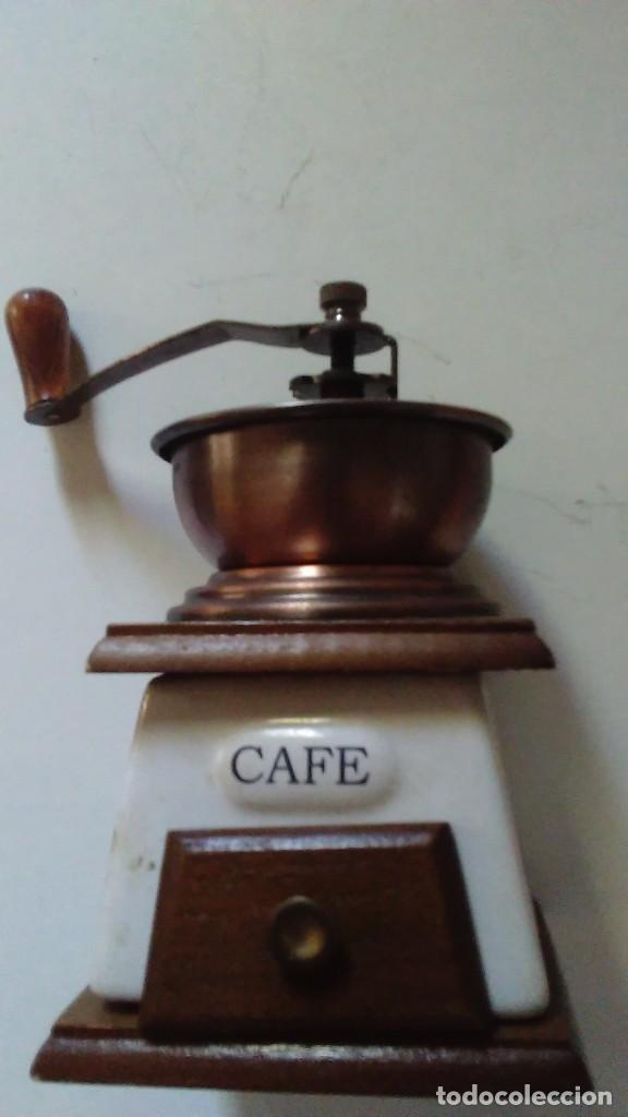 Antiques: Molinillo de caf&eacute; de madera, metal y cer&aacute;mica