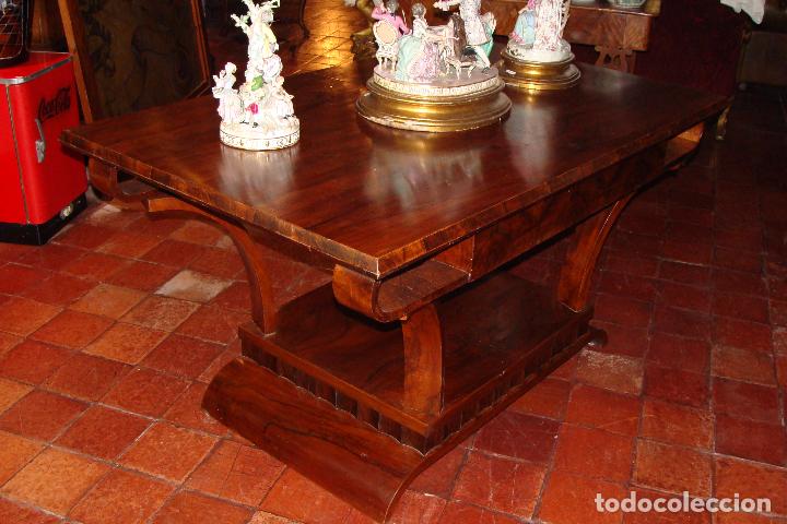 Antig&uuml;edades: Mesa Art Dec&oacute; chapeada en nogal - Foto 1