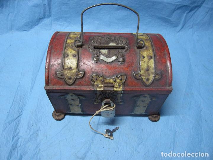 Antig&uuml;edades: ANTIGUA HUCHA DECORADA CON SU CANDADO CORRESPONDIENTE - Foto 1