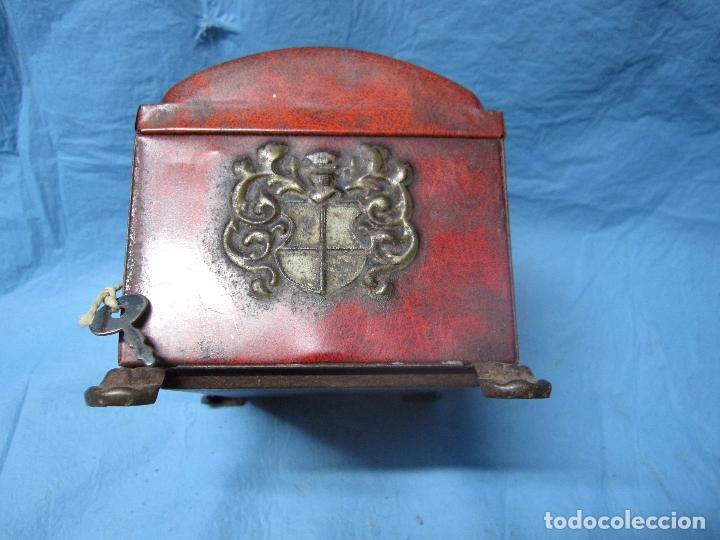 Antig&uuml;edades: ANTIGUA HUCHA DECORADA CON SU CANDADO CORRESPONDIENTE - Foto 2