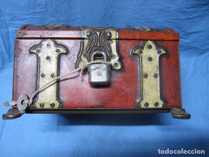 Antig&uuml;edades: ANTIGUA HUCHA DECORADA CON SU CANDADO CORRESPONDIENTE - Foto 4