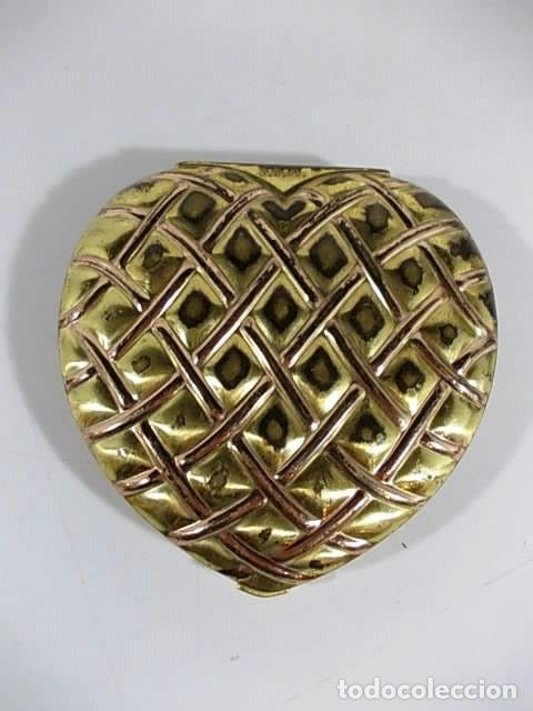 Antig&uuml;edades: ANTIGUA POLVERA FORMA DE CORAZON ACABADO DORADO - Foto 2