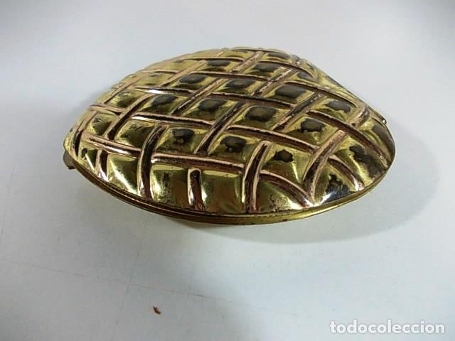 Antig&uuml;edades: ANTIGUA POLVERA FORMA DE CORAZON ACABADO DORADO - Foto 4