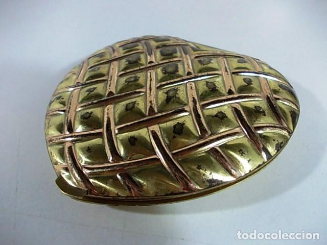 Antig&uuml;edades: ANTIGUA POLVERA FORMA DE CORAZON ACABADO DORADO - Foto 6