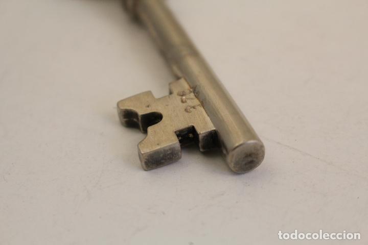 Antig&uuml;edades: llave en metal con ba&ntilde;o de plata - Foto 6
