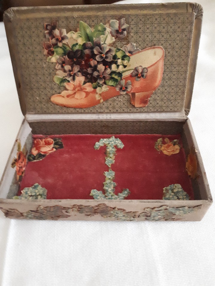 Antig&uuml;edades: Graciosa caja decorada con cromos - Foto 2