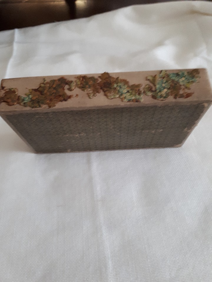 Antig&uuml;edades: Graciosa caja decorada con cromos - Foto 3